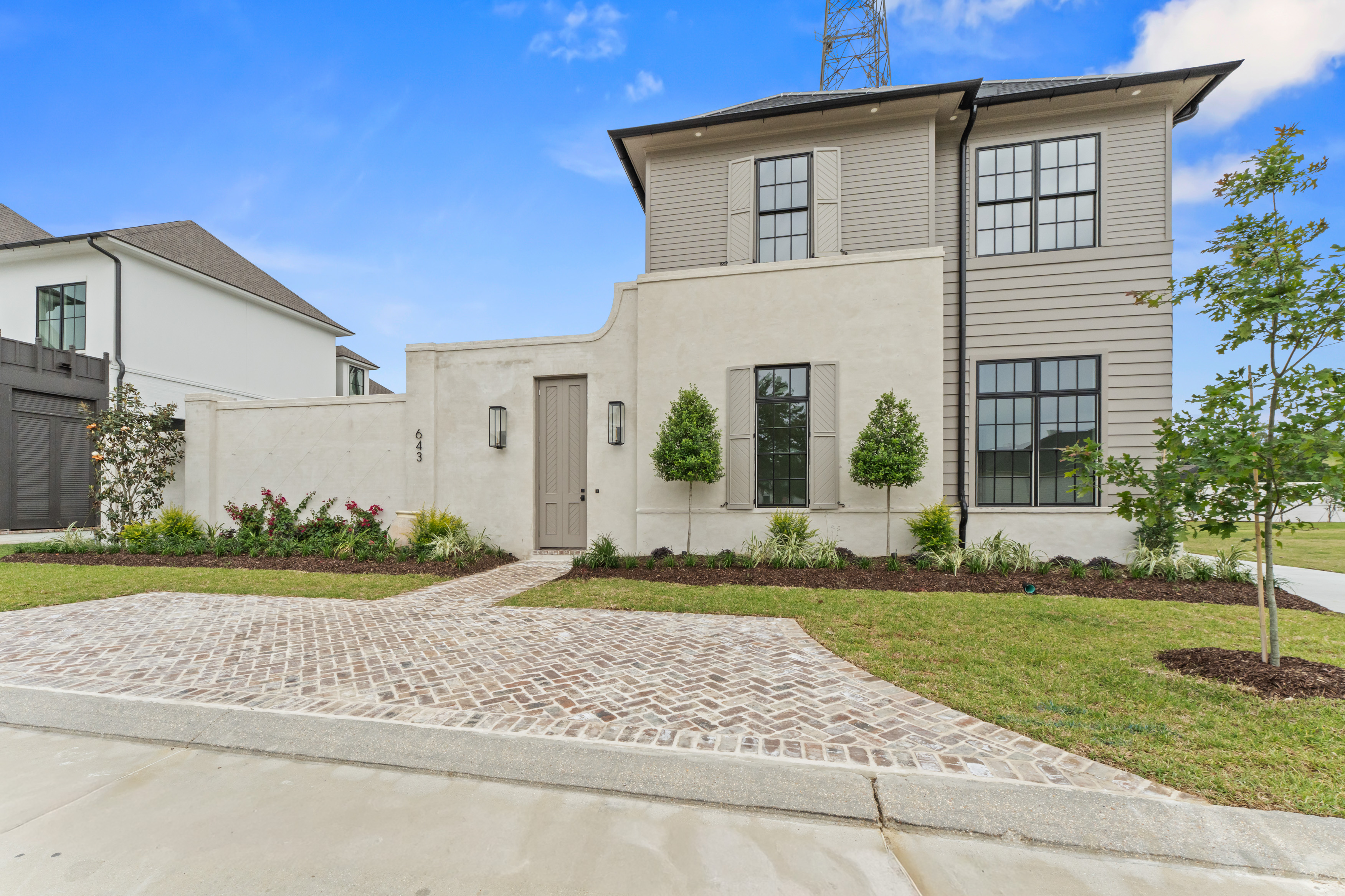 643 Adelia Ln